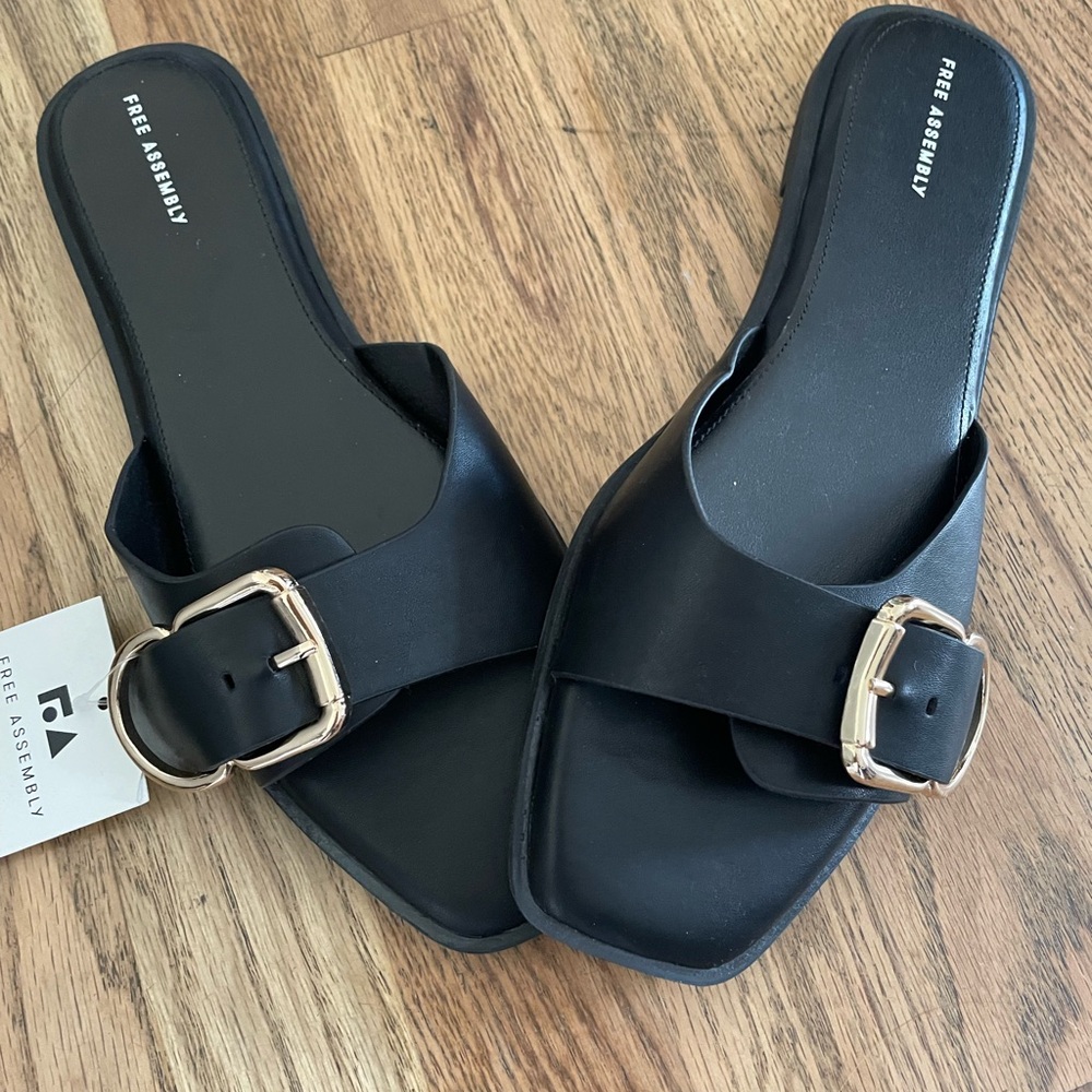 Free Assembly Black Buckle Sandals